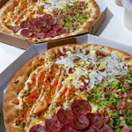 Pizza Gigante + Pizza Média + Refri 2L