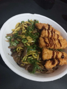 Macarrão oriental com shimeji e tiras de salmão empanadas e fritas