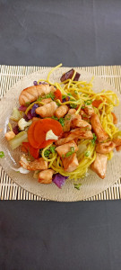 Macarrão oriental com legumes e cubos de salmão na manteiga!