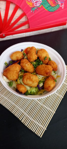 Macarrão oriental com legumes na manteiga e cubos de frango emapnado e frito!