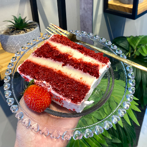 Torta red velvet (fatia) recheio de ninho