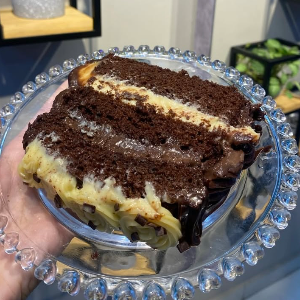 Torta chocolate meio amargo com maracujá (fatia)