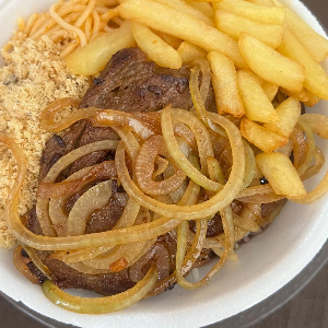 Bife acebolado
