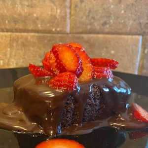 Brownie Tradicional com Cobertura de Ganache e Morango